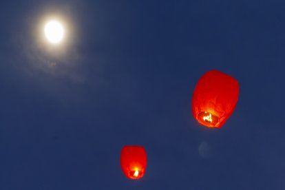 Lanzamiento de farolillos en el Paseo Sierra de Atapuerca. SANTI OTERO