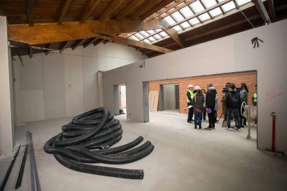 Un momento de la visita al interior del edificio en remodelación. TOMÁS ALONSO