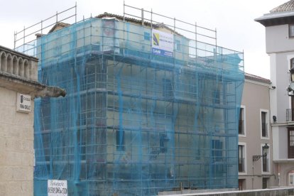 El edificio de la plaza Santa María, con andamios desde noviembre, en una vista desde Fernán González.-ISRAEL L. MURILLO