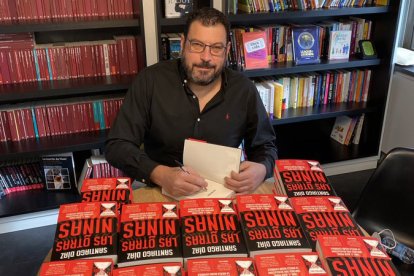 Santiago Diaz, firmando ejemplares de 'Las otras niñas'. TWITTER / @sdiazcortes