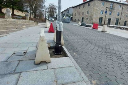 La imagen muestra perfectamente la escasa distancia que separa la farola de la carretera y la nula separación entre la acera y la calzada, que en este punto están a ras. J. G. L.