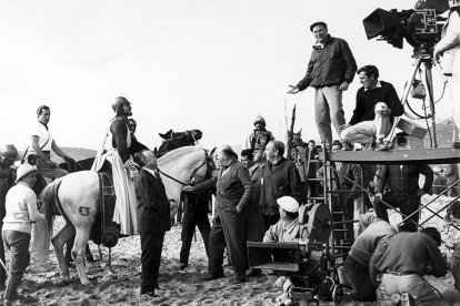 Anthony Mann y su equipo preparando una toma en la playa de Peñíscola.
