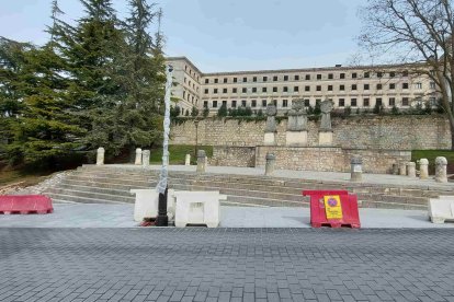 Farola al borde de la carretera en Fernán González. J. G. L.