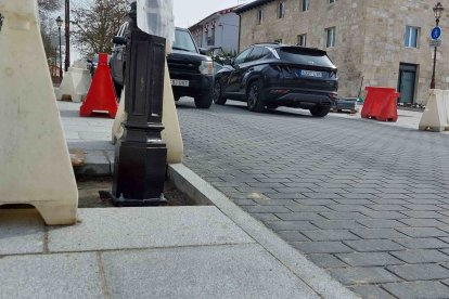Al no existir separación entre la calzada y la acera y al mantenerse la distancia del ancho de la calzada, el tráfico pasa muy cerca de una de las farolas. J. G. L.
