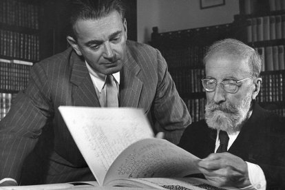 El compositor Mikós Rózsa y el profesor Menéndez Pidal, en plena colaboración.