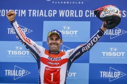 Toni Bou, hoy, en Auron (Francia), inmediatamente después de ganar su título mundial nº 26.