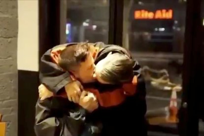 Jacobs y DeFrancesco se funden en un beso.