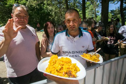 La presencia de las peñas también da un gran impulso a esta celebración que finalizó con el reparto de más de 5.000 raciones de paella- FOTOS: © ECB / TOMÁS ALONSO