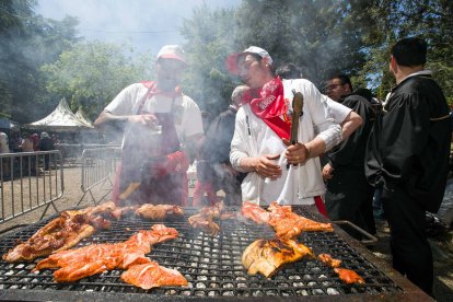 La presencia de las peñas también da un gran impulso a esta celebración que finalizó con el reparto de más de 5.000 raciones de paella- FOTOS: © ECB / TOMÁS ALONSO