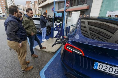 Visita del alcalde a los puntos de recarga de vehículos eléctricos en la avenida de la Paz. SANTI OTERO
