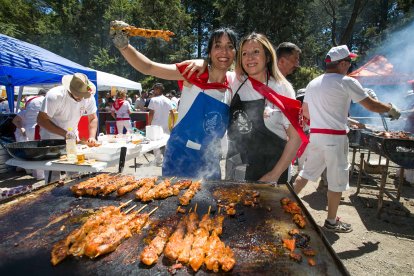 La presencia de las peñas también da un gran impulso a esta celebración que finalizó con el reparto de más de 5.000 raciones de paella- FOTOS: © ECB / TOMÁS ALONSO
