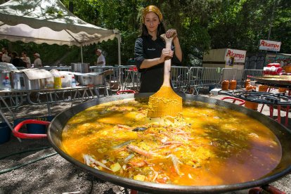 La presencia de las peñas también da un gran impulso a esta celebración que finalizó con el reparto de más de 5.000 raciones de paella- FOTOS: © ECB / TOMÁS ALONSO