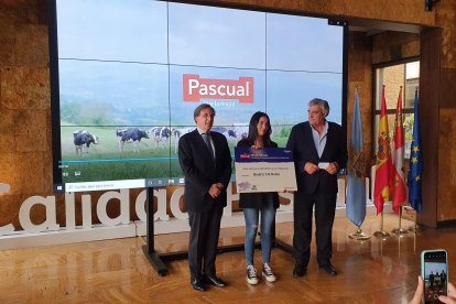 Imagen de la entrega de una de las becas