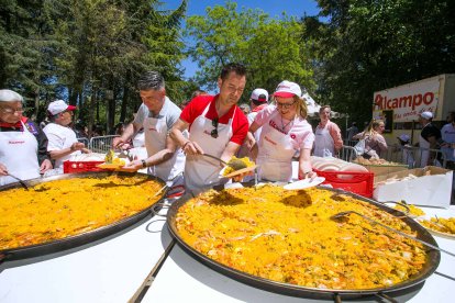 La presencia de las peñas también da un gran impulso a esta celebración que finalizó con el reparto de más de 5.000 raciones de paella- FOTOS: © ECB / TOMÁS ALONSO