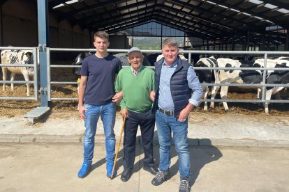 David, uno de los becados, junto a su padre y abuelo