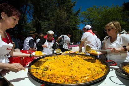 La presencia de las peñas también da un gran impulso a esta celebración que finalizó con el reparto de más de 5.000 raciones de paella- FOTOS: © ECB / TOMÁS ALONSO