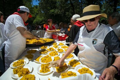 La presencia de las peñas también da un gran impulso a esta celebración que finalizó con el reparto de más de 5.000 raciones de paella- FOTOS: © ECB / TOMÁS ALONSO