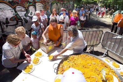 La presencia de las peñas también da un gran impulso a esta celebración que finalizó con el reparto de más de 5.000 raciones de paella- FOTOS: © ECB / TOMÁS ALONSO