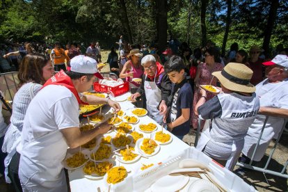 La presencia de las peñas también da un gran impulso a esta celebración que finalizó con el reparto de más de 5.000 raciones de paella- FOTOS: © ECB / TOMÁS ALONSO