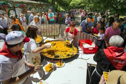 La presencia de las peñas también da un gran impulso a esta celebración que finalizó con el reparto de más de 5.000 raciones de paella- FOTOS: © ECB / TOMÁS ALONSO