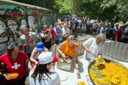 La presencia de las peñas también da un gran impulso a esta celebración que finalizó con el reparto de más de 5.000 raciones de paella- FOTOS: © ECB / TOMÁS ALONSO