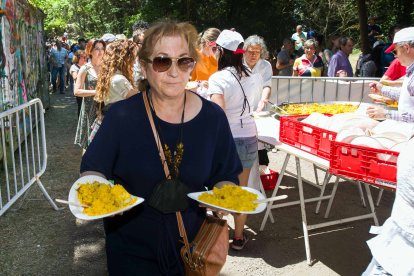 La presencia de las peñas también da un gran impulso a esta celebración que finalizó con el reparto de más de 5.000 raciones de paella- FOTOS: © ECB / TOMÁS ALONSO
