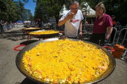 La presencia de las peñas también da un gran impulso a esta celebración que finalizó con el reparto de más de 5.000 raciones de paella- FOTOS: © ECB / TOMÁS ALONSO