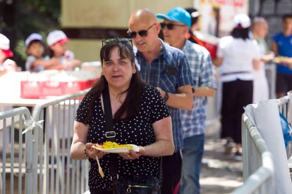 La presencia de las peñas también da un gran impulso a esta celebración que finalizó con el reparto de más de 5.000 raciones de paella- FOTOS: © ECB / TOMÁS ALONSO