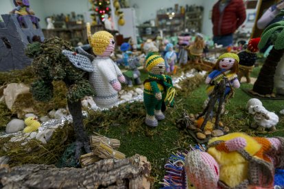 Belén de ganchillo creado por la asociación Abuelas de Gamonal. SANTI OTERO