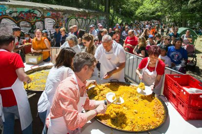 La presencia de las peñas también da un gran impulso a esta celebración que finalizó con el reparto de más de 5.000 raciones de paella- FOTOS: © ECB / TOMÁS ALONSO
