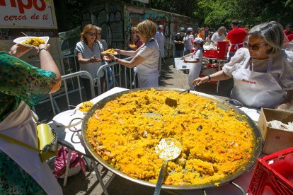 La presencia de las peñas también da un gran impulso a esta celebración que finalizó con el reparto de más de 5.000 raciones de paella- FOTOS: © ECB / TOMÁS ALONSO