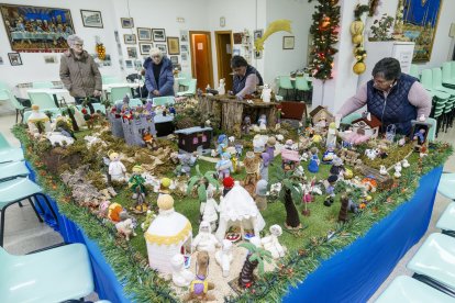 Belén de ganchillo creado por la asociación Abuelas de Gamonal. SANTI OTERO