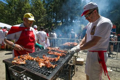 La presencia de las peñas también da un gran impulso a esta celebración que finalizó con el reparto de más de 5.000 raciones de paella- FOTOS: © ECB / TOMÁS ALONSO