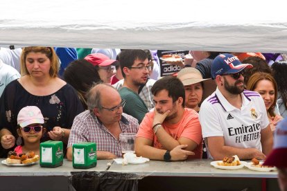 La presencia de las peñas también da un gran impulso a esta celebración que finalizó con el reparto de más de 5.000 raciones de paella- FOTOS: © ECB / TOMÁS ALONSO