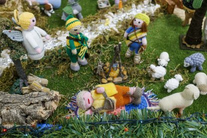 Belén de ganchillo creado por la asociación Abuelas de Gamonal. SANTI OTERO