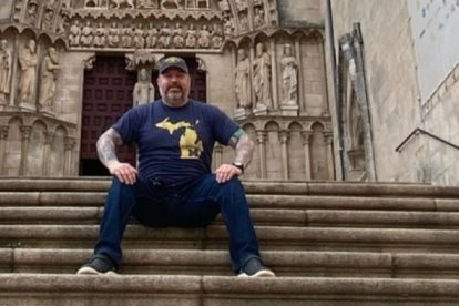 Larry Shy en las escaleras de la Catedral de Burgos.
