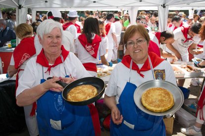 La presencia de las peñas también da un gran impulso a esta celebración que finalizó con el reparto de más de 5.000 raciones de paella- FOTOS: © ECB / TOMÁS ALONSO
