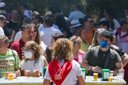 La presencia de las peñas también da un gran impulso a esta celebración que finalizó con el reparto de más de 5.000 raciones de paella- FOTOS: © ECB / TOMÁS ALONSO
