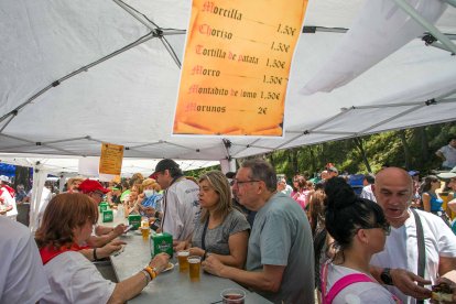 La presencia de las peñas también da un gran impulso a esta celebración que finalizó con el reparto de más de 5.000 raciones de paella- FOTOS: © ECB / TOMÁS ALONSO