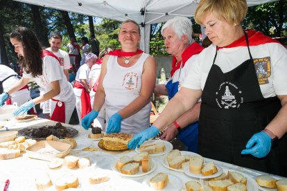 La presencia de las peñas también da un gran impulso a esta celebración que finalizó con el reparto de más de 5.000 raciones de paella- FOTOS: © ECB / TOMÁS ALONSO