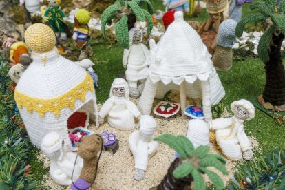 Belén de ganchillo creado por la asociación Abuelas de Gamonal. SANTI OTERO
