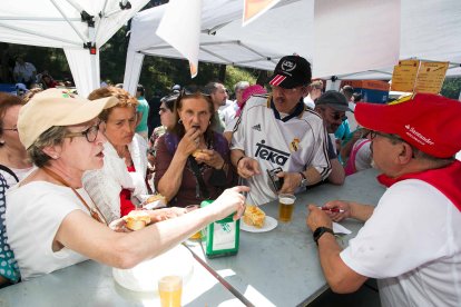 La presencia de las peñas también da un gran impulso a esta celebración que finalizó con el reparto de más de 5.000 raciones de paella- FOTOS: © ECB / TOMÁS ALONSO