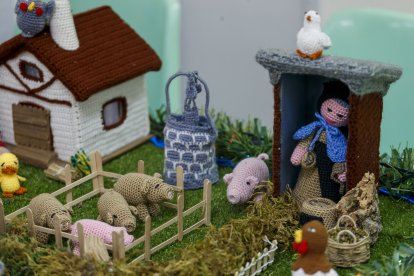 Belén de ganchillo creado por la asociación Abuelas de Gamonal. SANTI OTERO