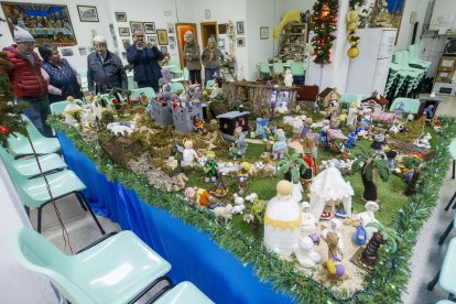 Belén de ganchillo creado por la asociación Abuelas de Gamonal. SANTI OTERO