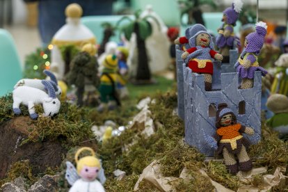 Belén de ganchillo creado por la asociación Abuelas de Gamonal. SANTI OTERO
