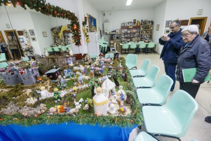 Belén de ganchillo creado por la asociación Abuelas de Gamonal. SANTI OTERO