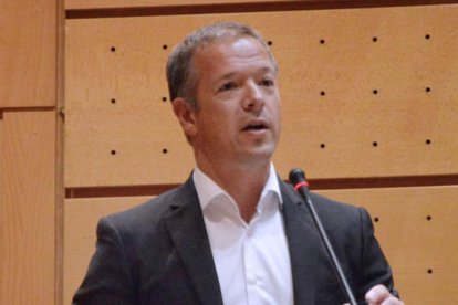 El senador socialista Ander Gil durante una intervención.