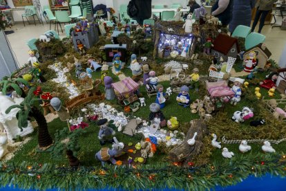 Belén de ganchillo creado por la asociación Abuelas de Gamonal. SANTI OTERO