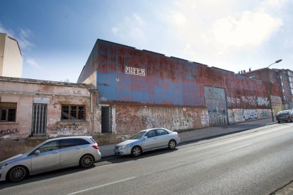 Exterior de la fábrica de Mifer. TOMÁS ALONSO