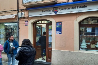 La lotería Mayte suma un nuevo premio de 200.000 euros. En la imagen, Mayte Serrano, una de las dueñas de la administración familiar. Ella ahora regenta la Lotería 3 de Aranda